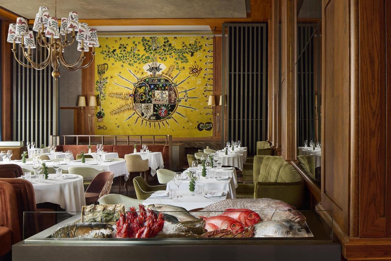 een eetkamer met een tafel waarop eten staat bij Tivoli Avenida Liberdade Lisboa – A Leading Hotel of the World in Lissa