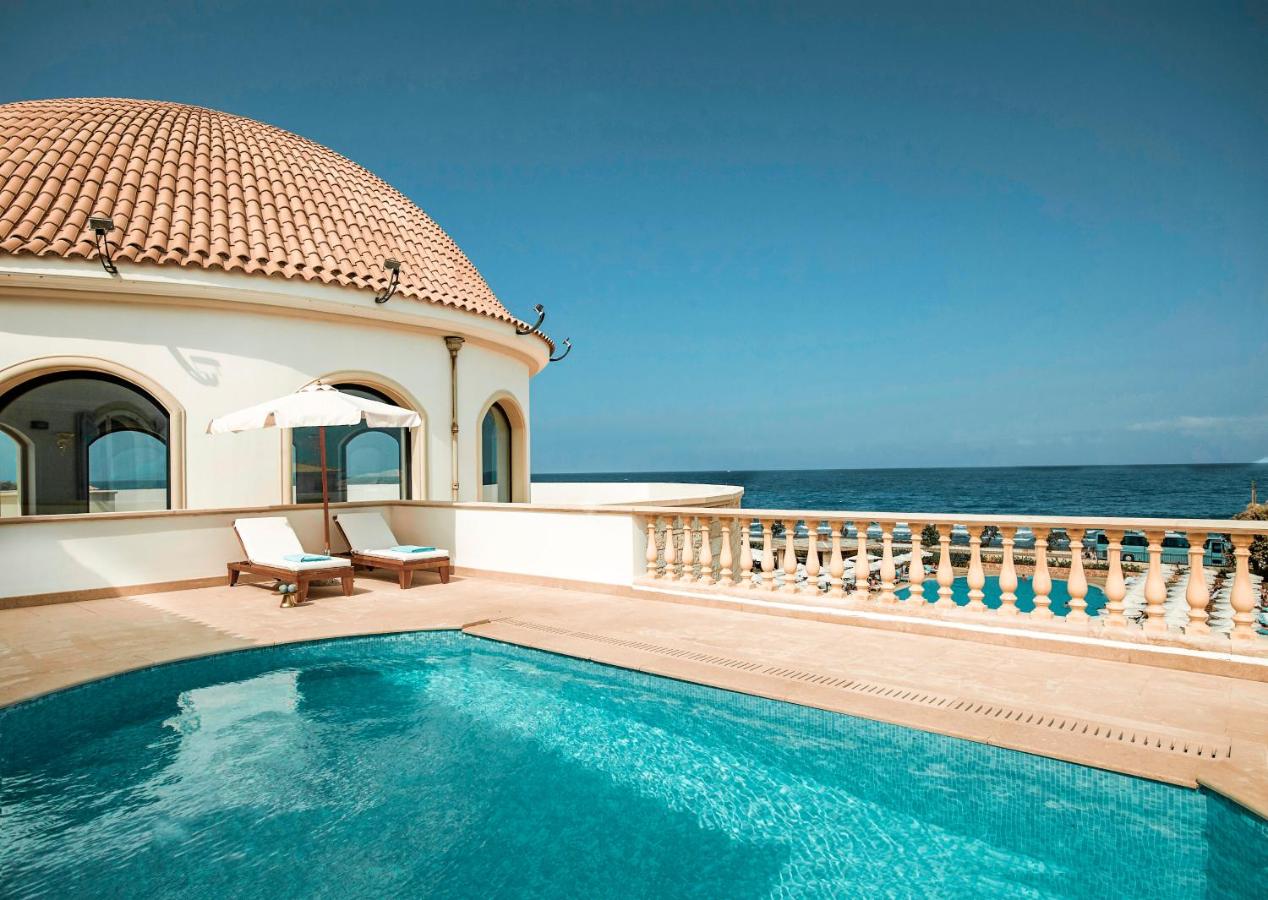 een huis met een zwembad aan de oceaan bij Mitsis Selection Laguna in Chersonissos