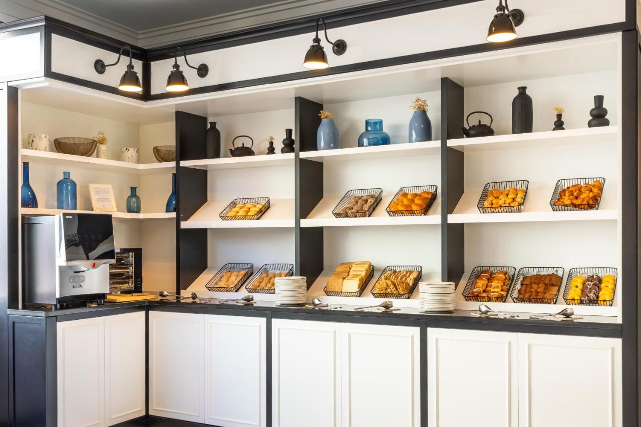 een vitrine met keramiek in een winkel bij Hotel Cristal Porto in Porto