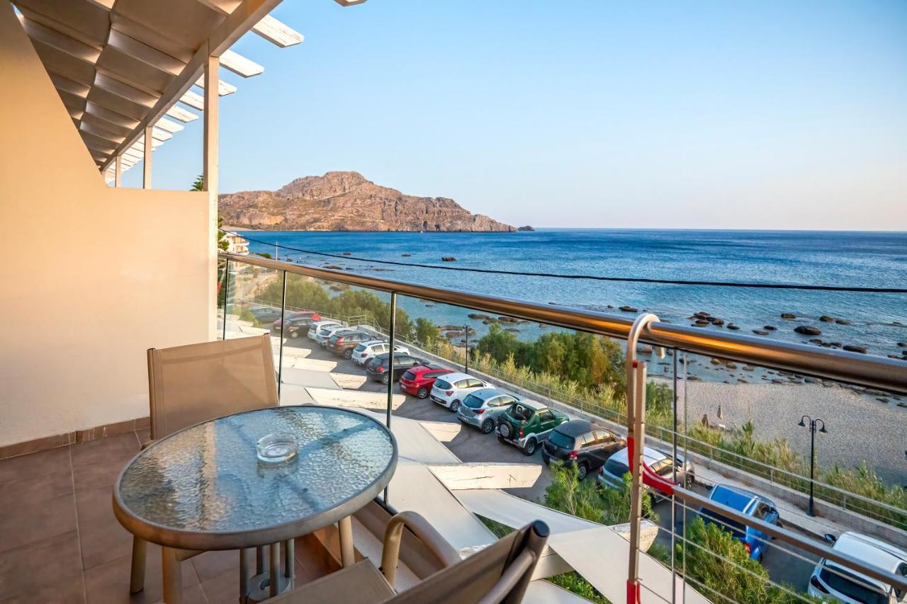 een balkon met een tafel en stoelen en uitzicht op de oceaan bij Creta Mare Hotel in Plakias