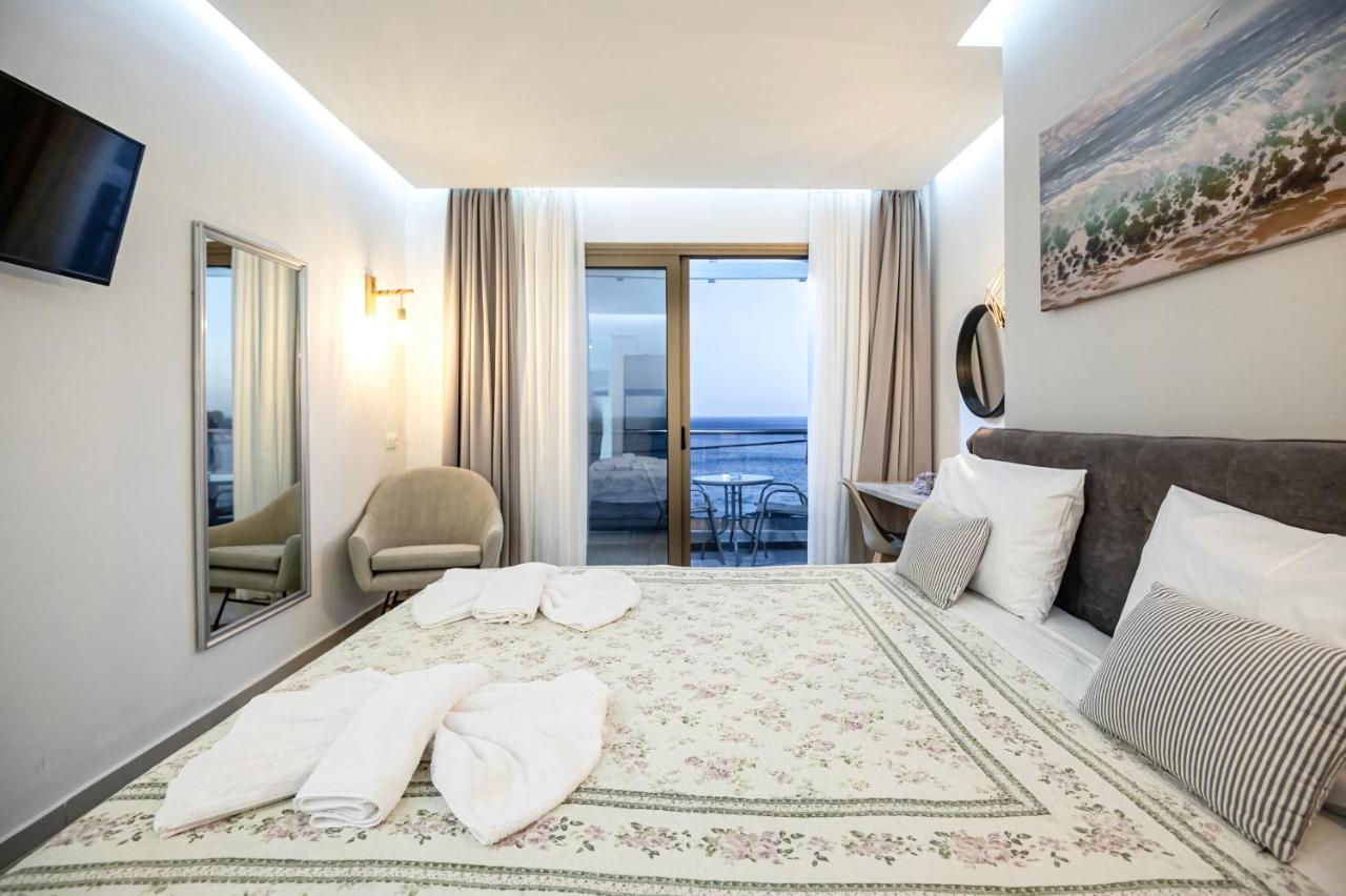 een slaapkamer met een bed waarop twee handdoeken liggen bij Creta Mare Hotel in Plakias