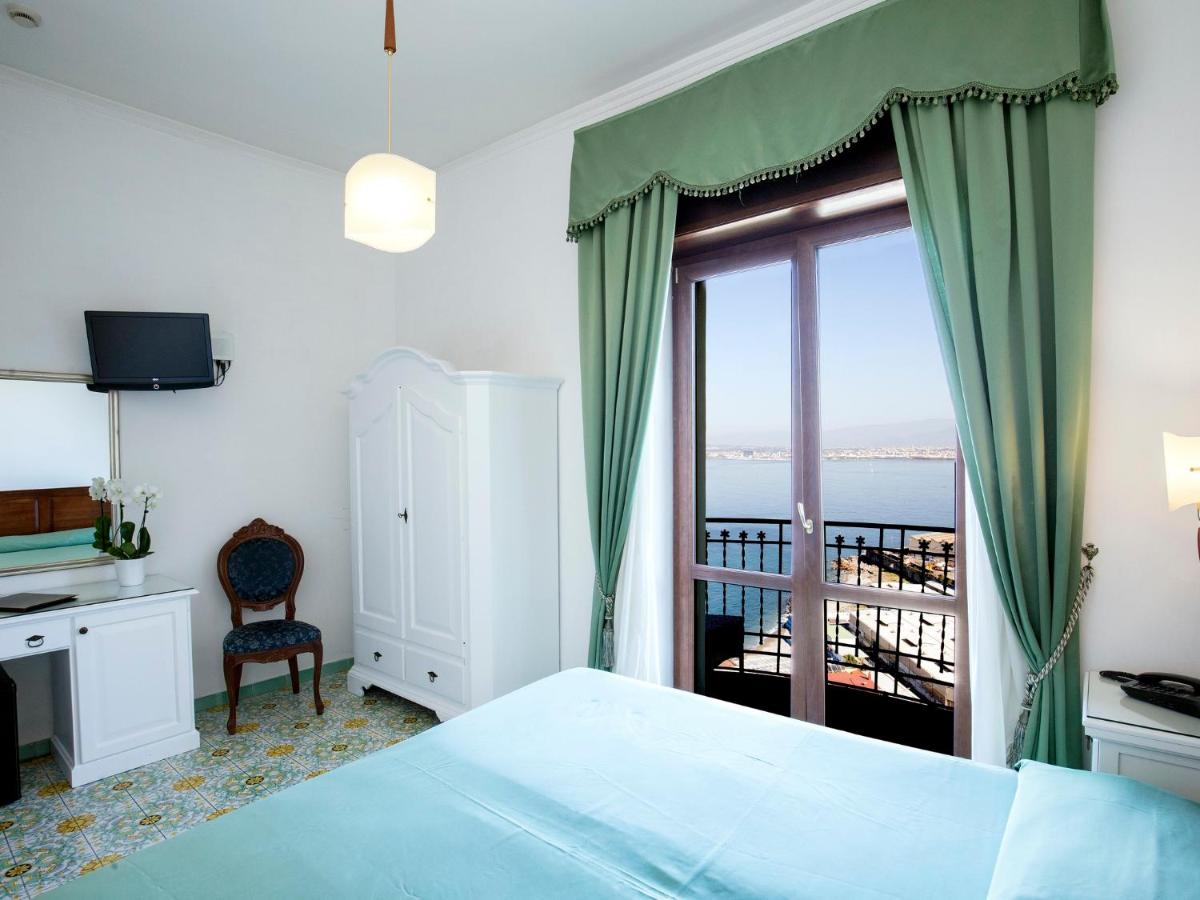 een slaapkamer met een bed en een raam met balkon bij La Panoramica Hotel in Castellammare di Stabia