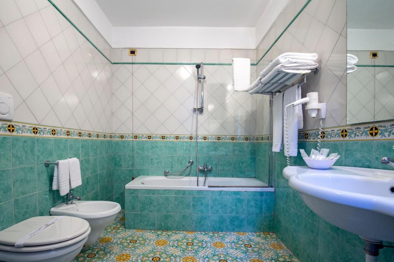 een badkamer met een toilet, een badkuip en een wastafel bij La Panoramica Hotel in Castellammare di Stabia
