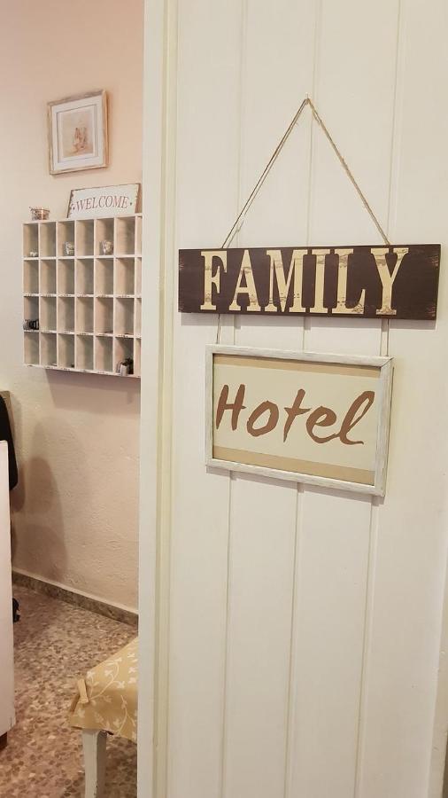 een bord met de tekst 'familiemotel' hangt aan een deur bij Hotel Maeva ,1 star B&B in Lloret de Mar