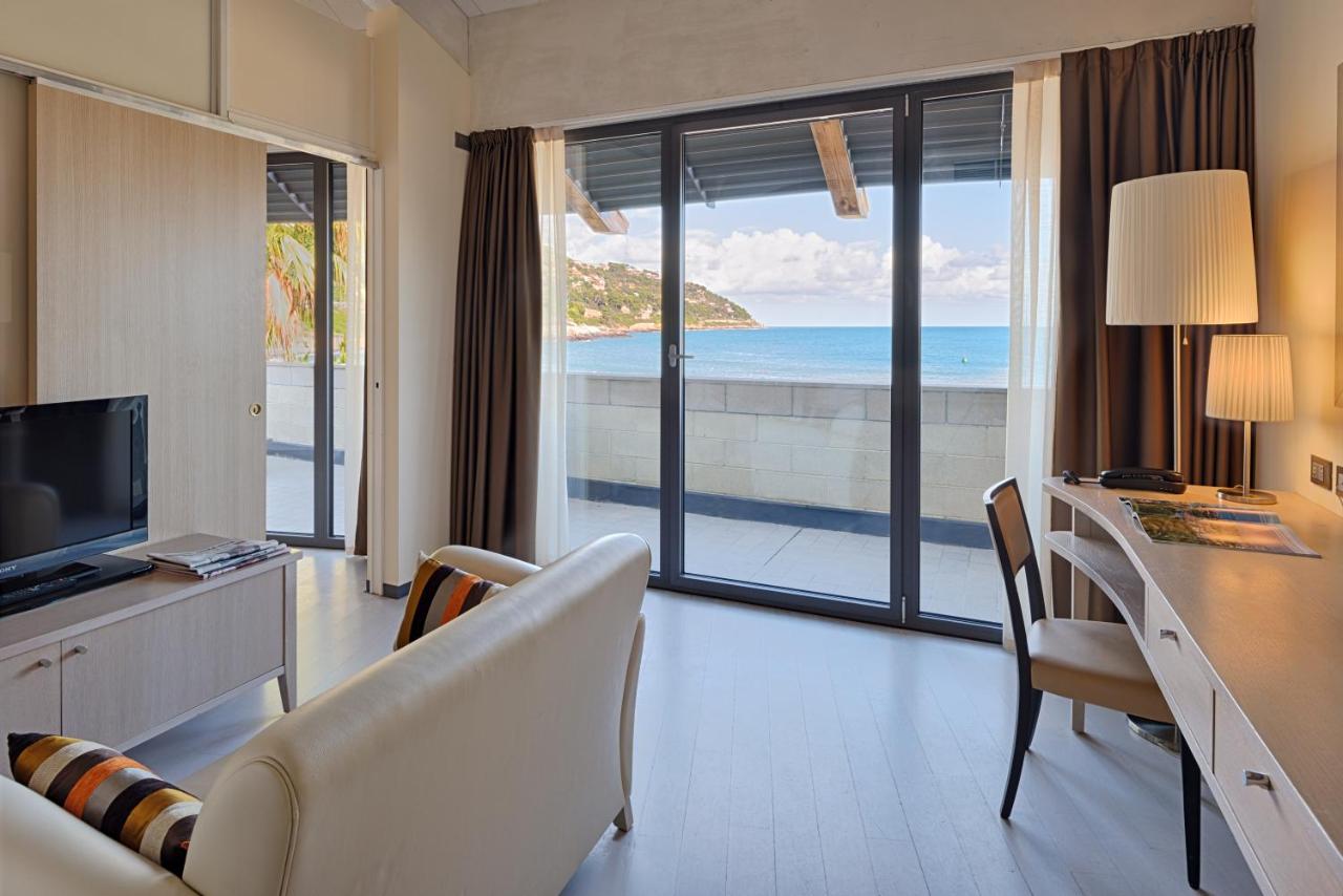 een hotelkamer met uitzicht op de oceaan bij Hotel Riviera dei Fiori in San Lorenzo al Mare