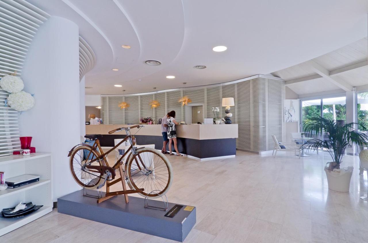 een fiets tentoongesteld in een ruimte met een toonbank bij Hotel Riviera dei Fiori in San Lorenzo al Mare