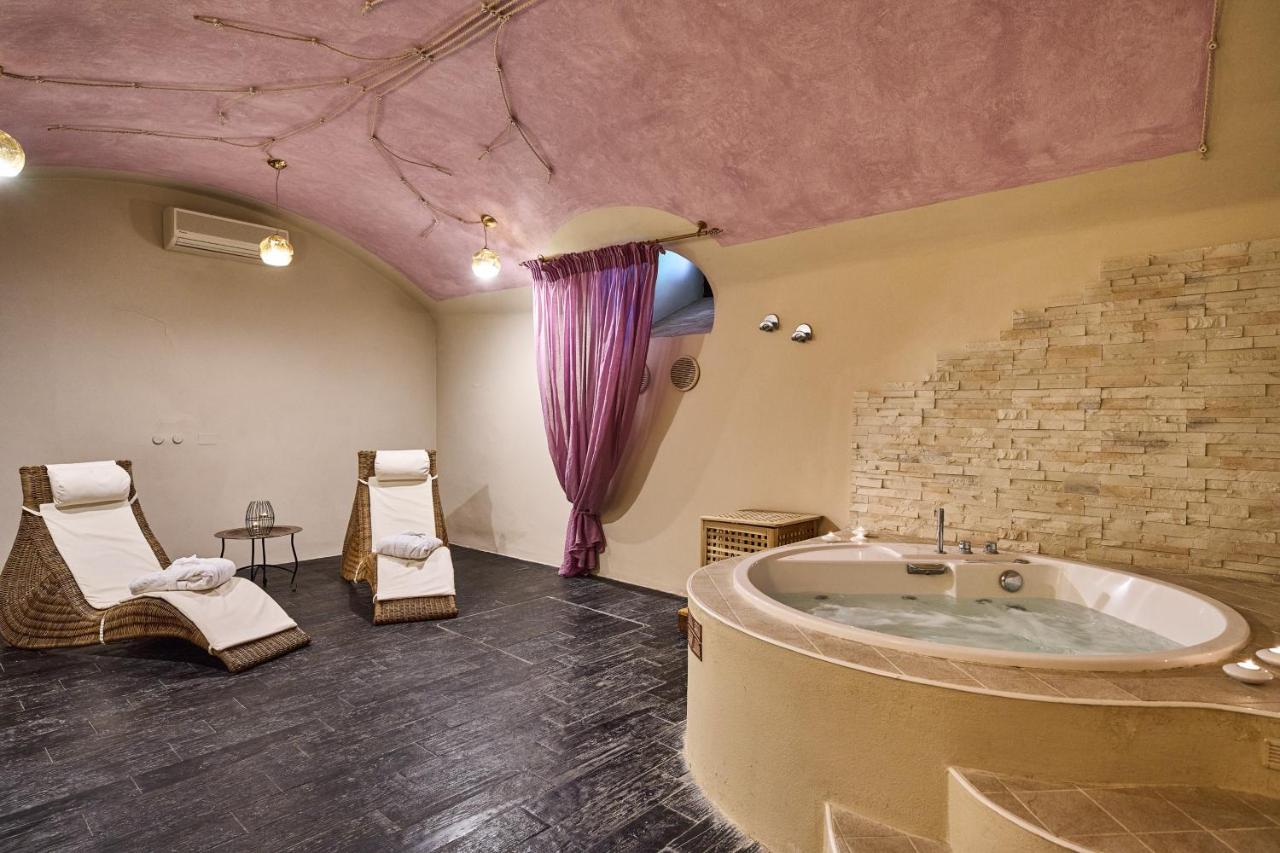 een grote badkamer met een badkuip midden in de kamer bij Borgo San Giusto in Empoli