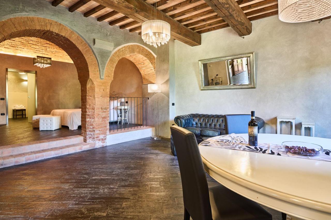 een woonkamer met een bank en een tafel bij Borgo San Giusto in Empoli
