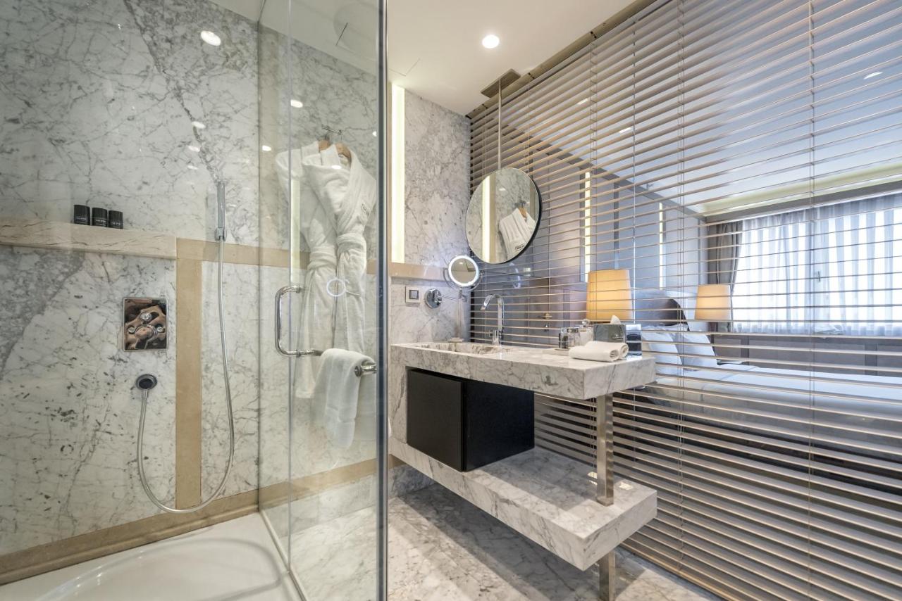 een badkamer met een douche en een wastafel bij The Stay Nisantasi in Istanbul