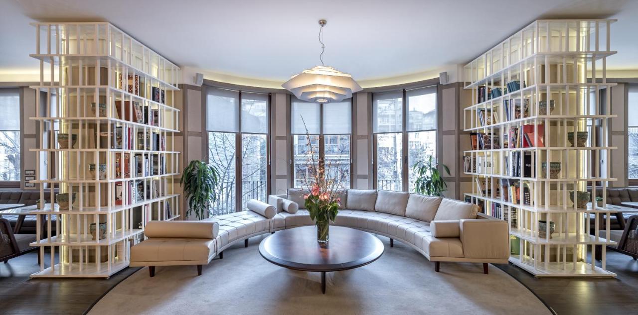 een woonkamer met witte meubels en boekenkasten bij The Stay Nisantasi in Istanbul