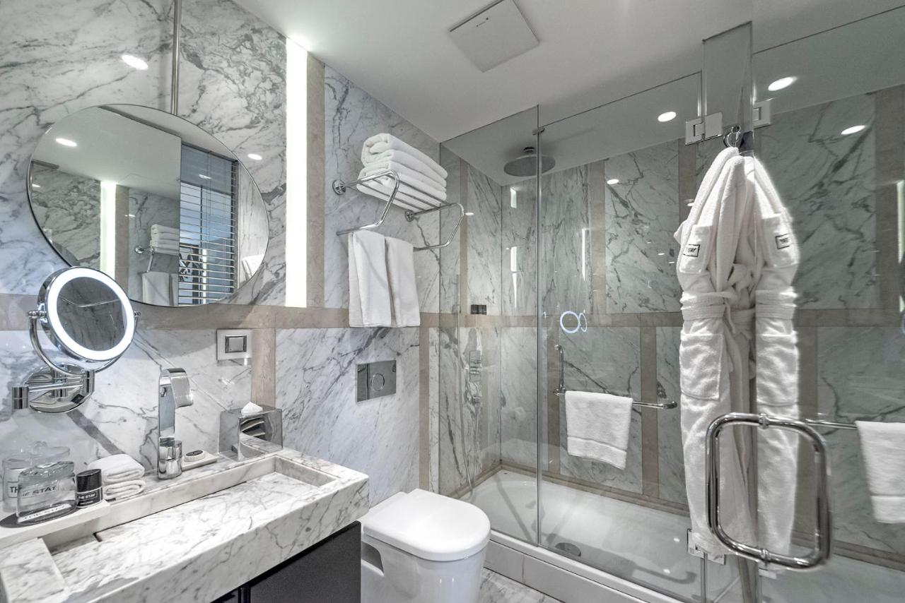 een badkamer met een toilet, een wastafel en een douche bij The Stay Nisantasi in Istanbul +46 foto's