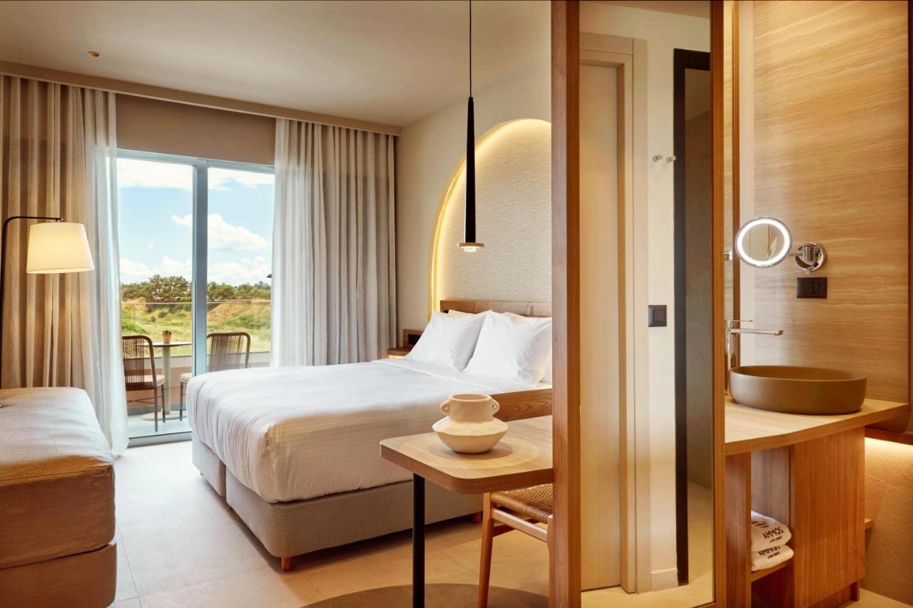 een hotelkamer met een bed en een balkon bij Zeus Kos Beach in Mastichari