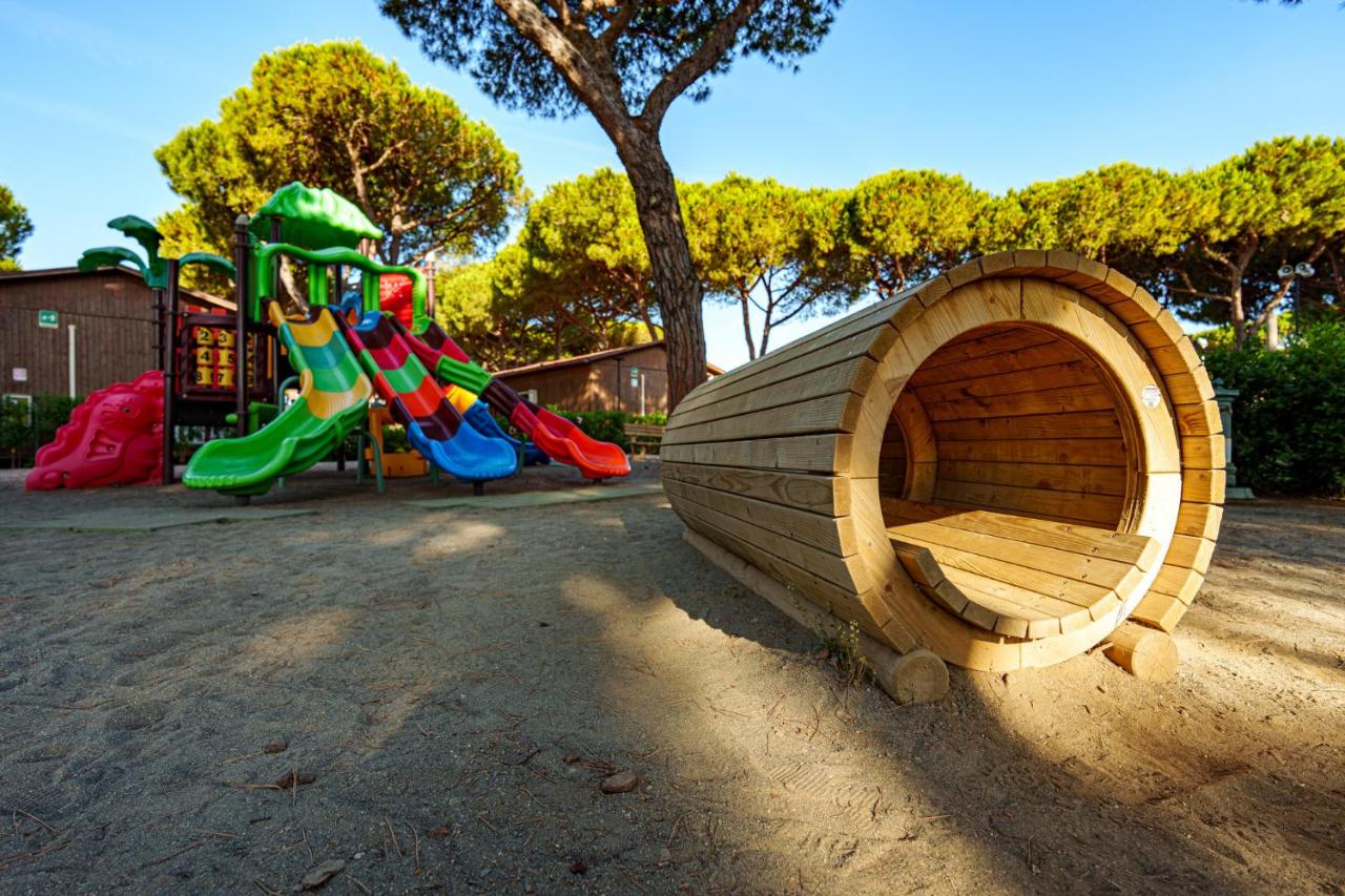 een speeltuin met een houten speeltoestel en een glijbaan bij Club del Sole Orbetello Family Collection in Orbetello