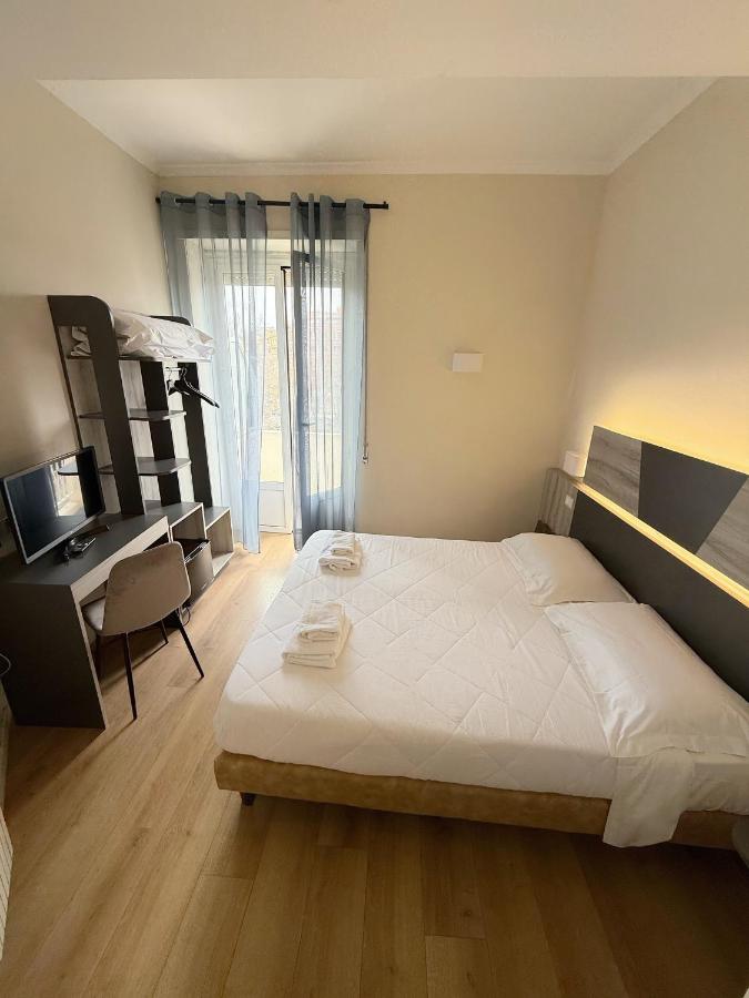 een slaapkamer met een groot bed, een bureau en een computer bij Hotel Laura in Rome