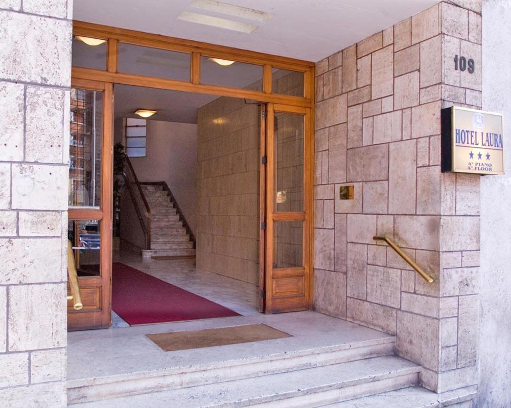 een ingang van een gebouw met een deur en een trap bij Hotel Laura in Rome