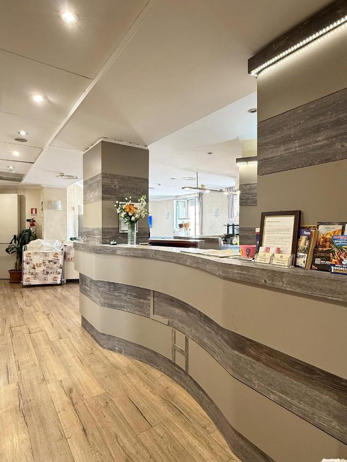 De lobby van een winkel met een receptiebalie. bij Hotel Laura in Rome