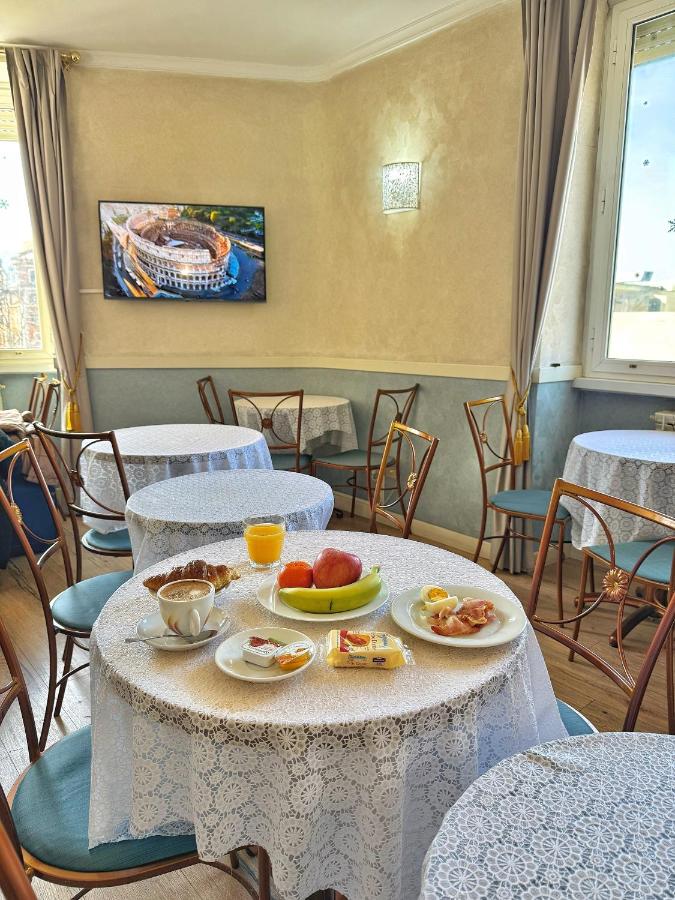 een tafel met borden vol eten erop bij Hotel Laura in Rome