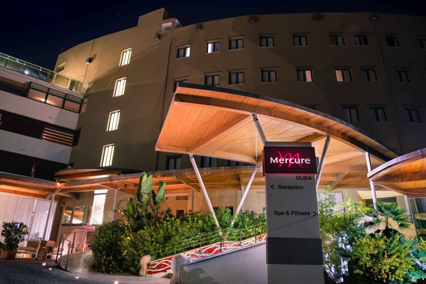 Hotel verlicht in de avond — Mercure Olbia