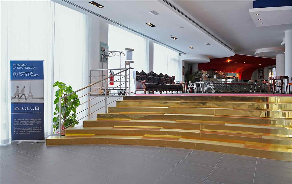 Lobby met receptie — Mercure Olbia