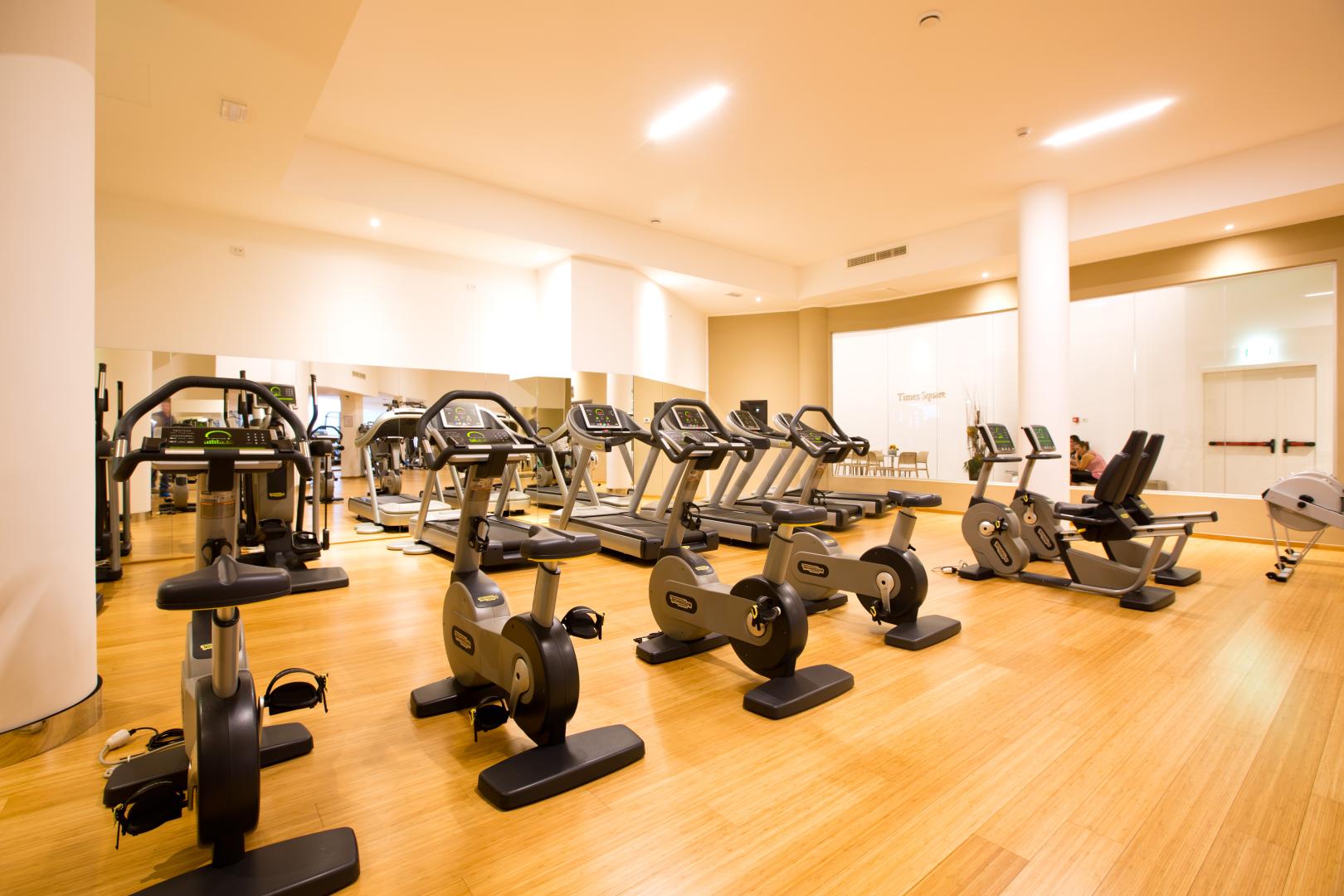 Fitnessruimte met cardio-apparaten — Mercure Olbia