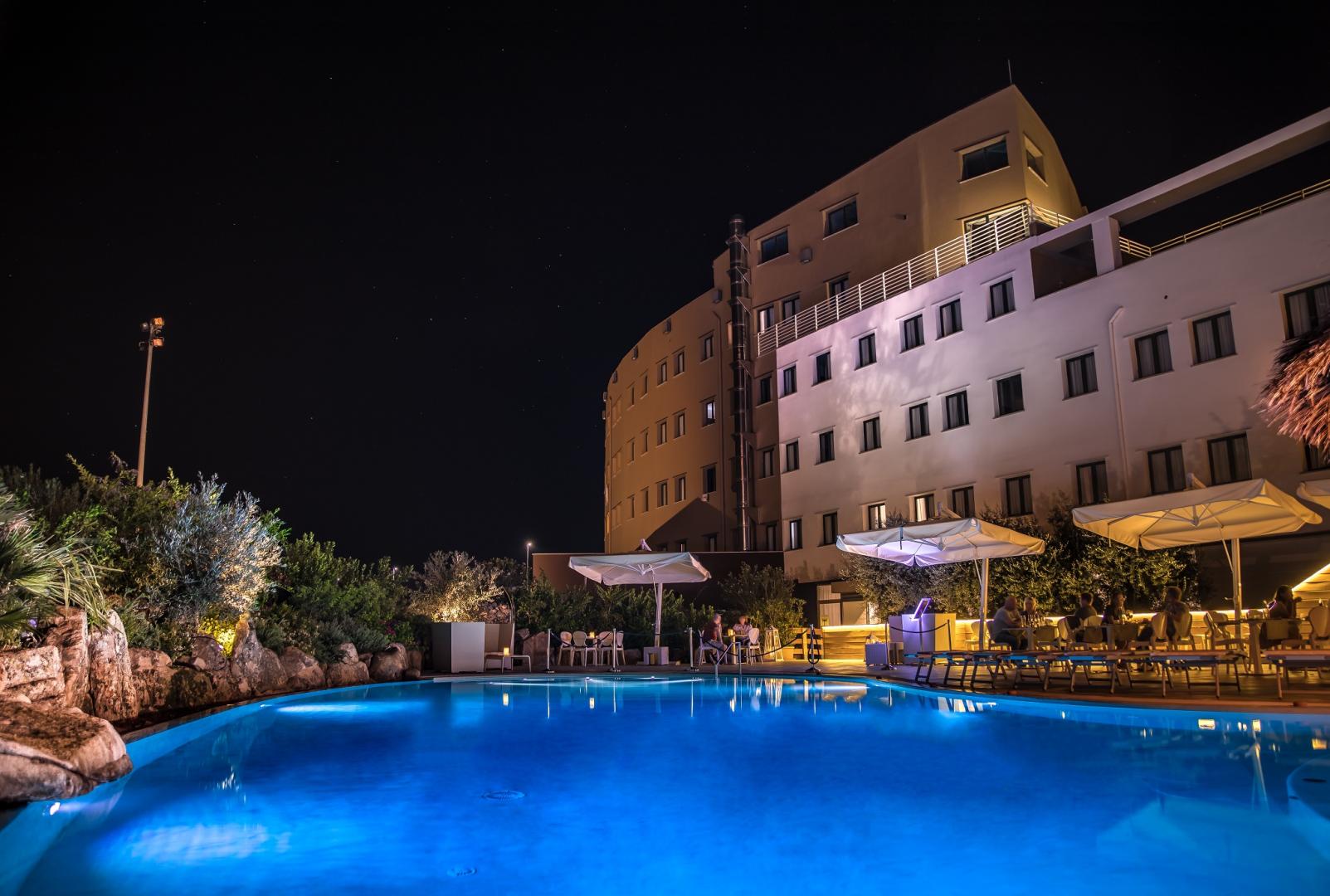 Zwembad omringd door palmbomen — Mercure Olbia
