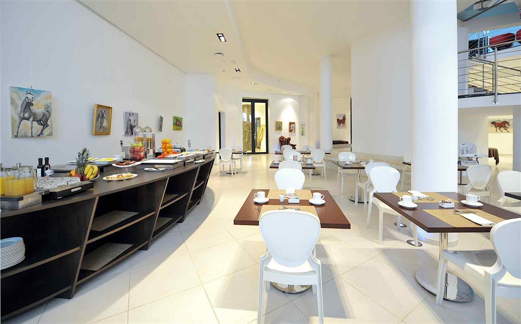 Restaurant met gedekte tafels — Mercure Olbia