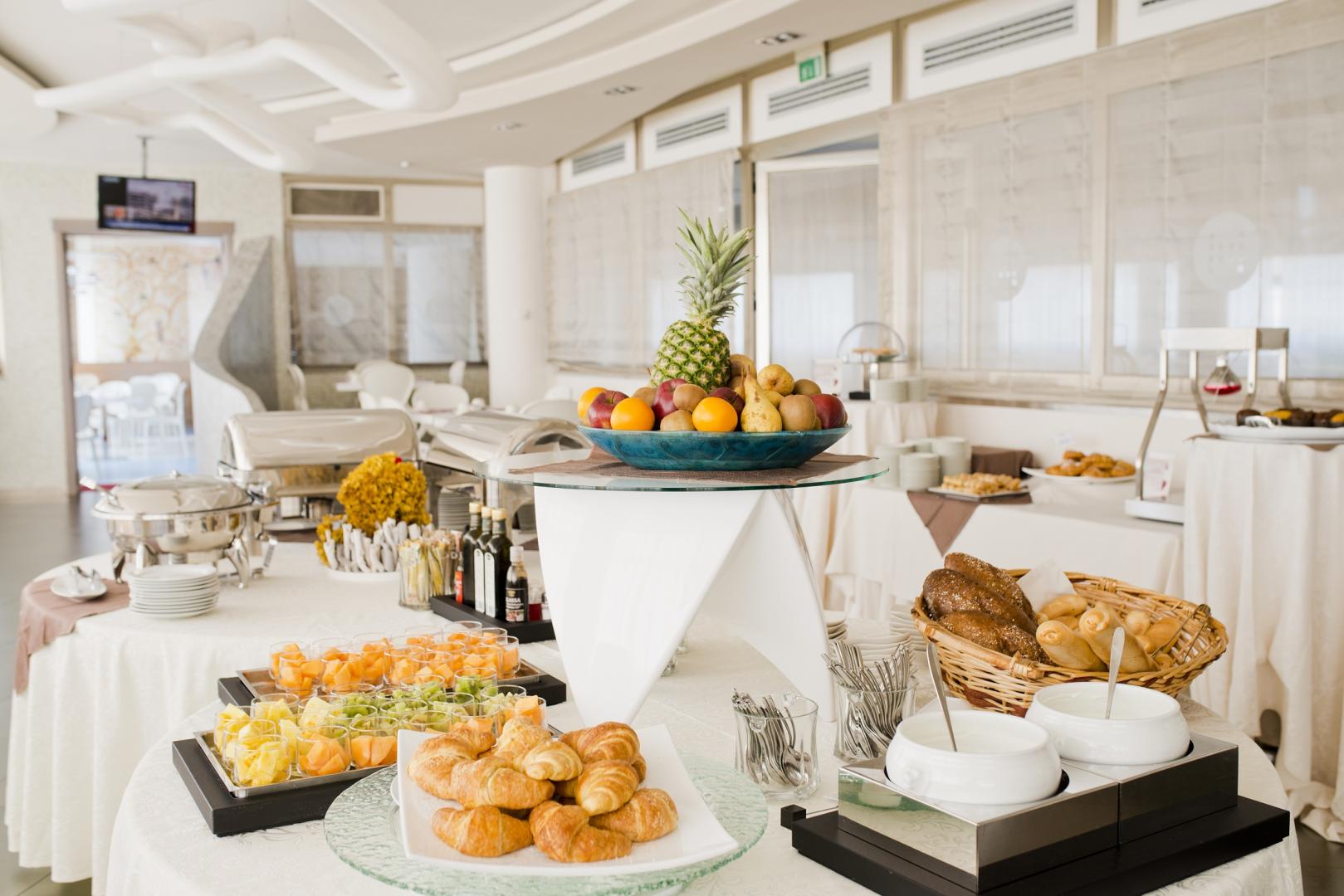 Ontbijtbuffet — Mercure Olbia