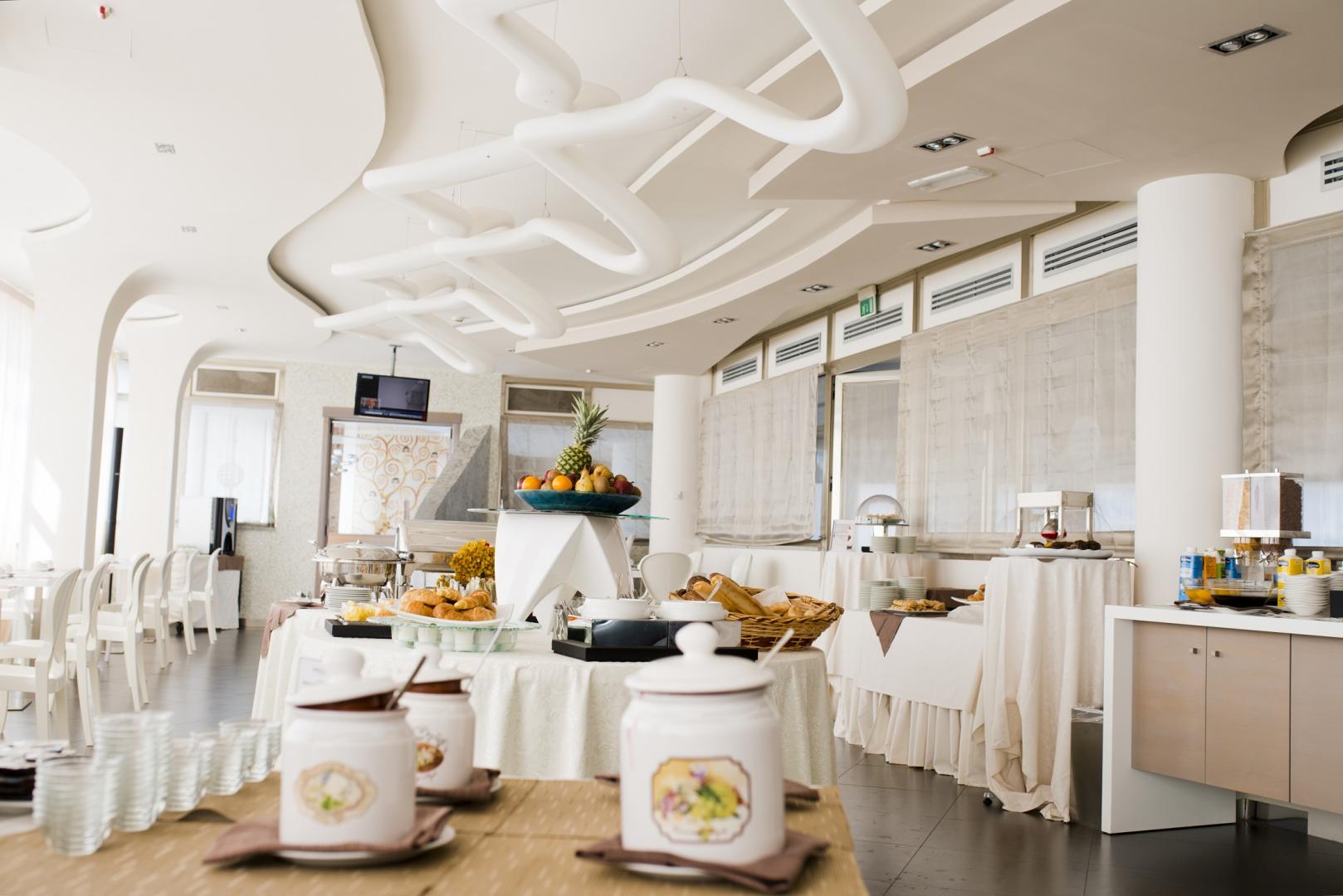 Restaurant met gedekte tafels — Mercure Olbia