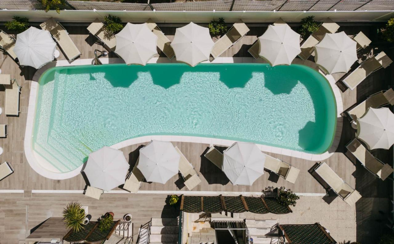 Een bovenaanzicht van een zwembad in een resort. bij Hotel Lalla Beauty & Relax in Cesenatico