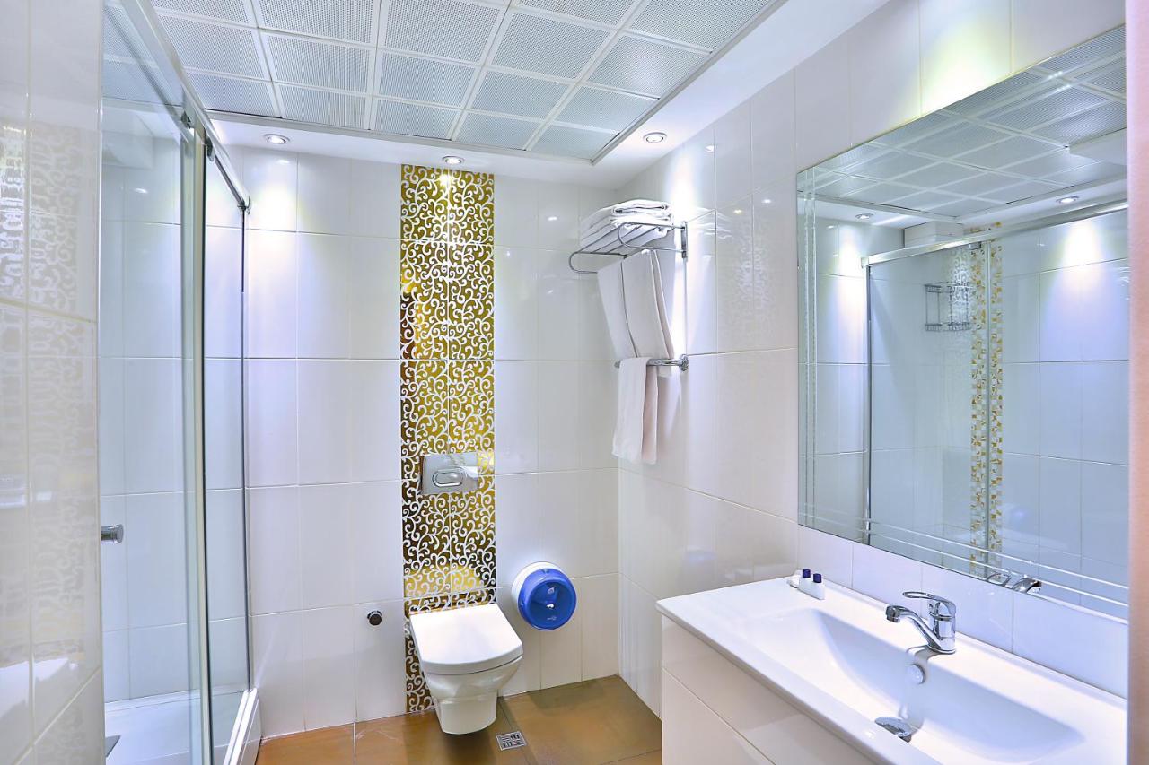 een badkamer met een toilet, een wastafel en een douche bij Grand Madrid Hotel in Istanbul +68 foto's