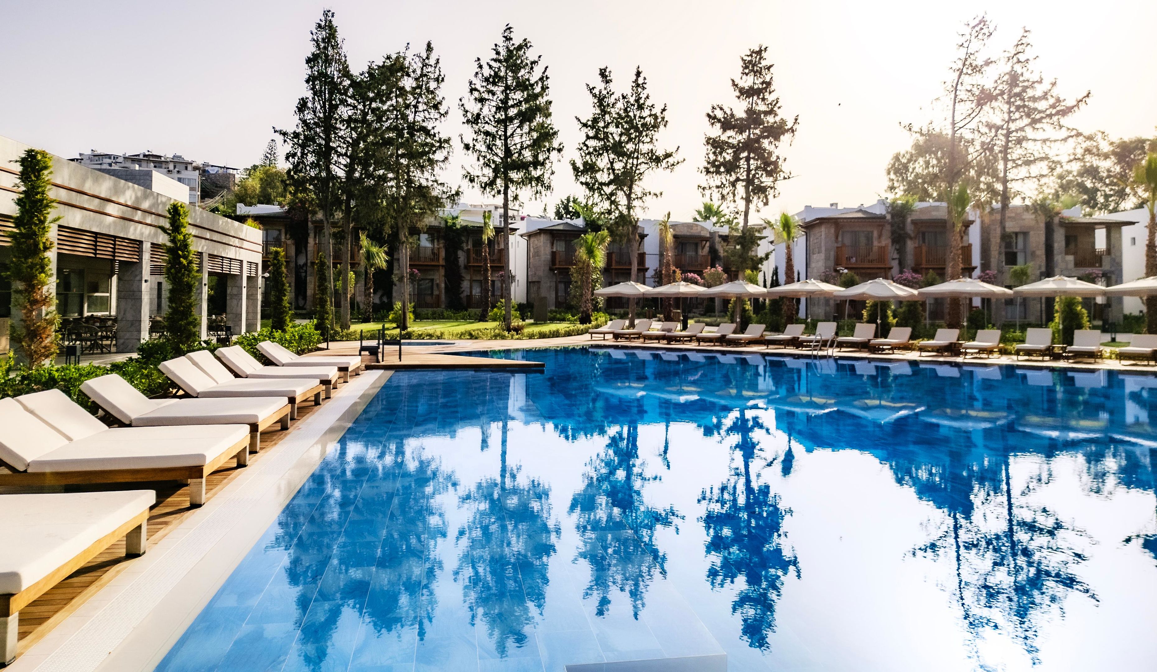 Buitenzwembad met ligbedden — Suum Bodrum Hotel & Beach