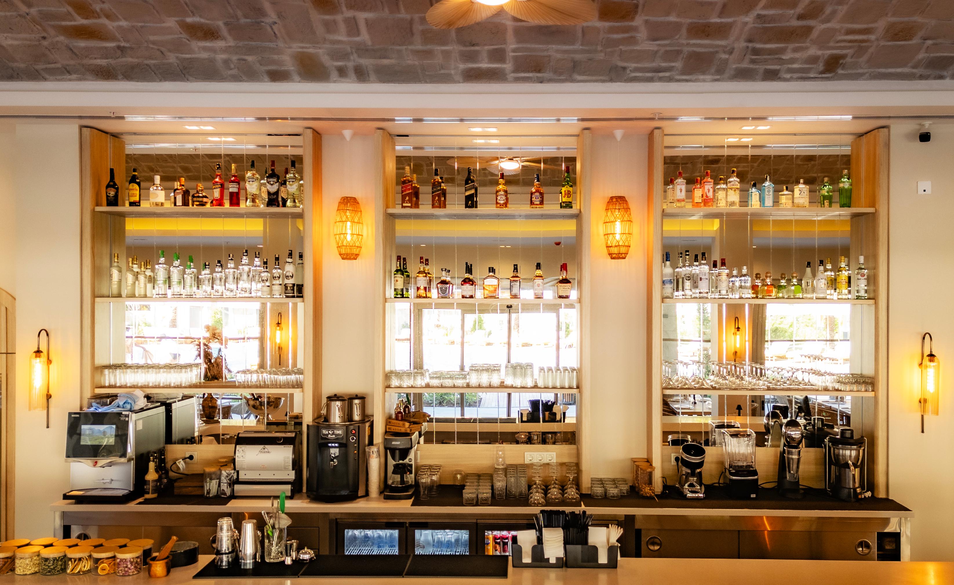 Bar met drankenselectie — Suum Bodrum Hotel & Beach