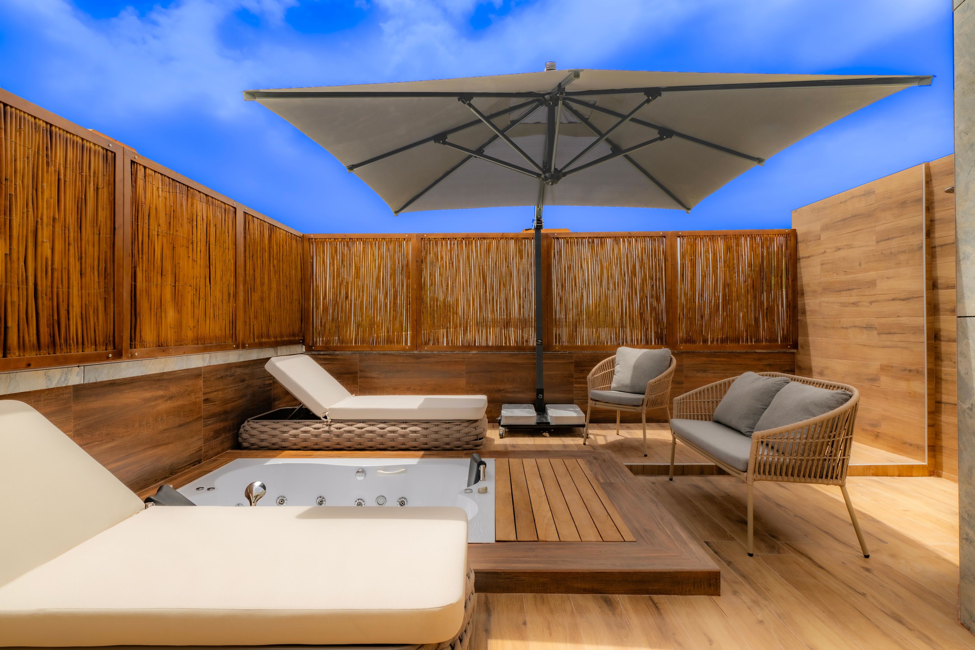 Buitenzwembad met ligbedden — Suum Bodrum Hotel & Beach