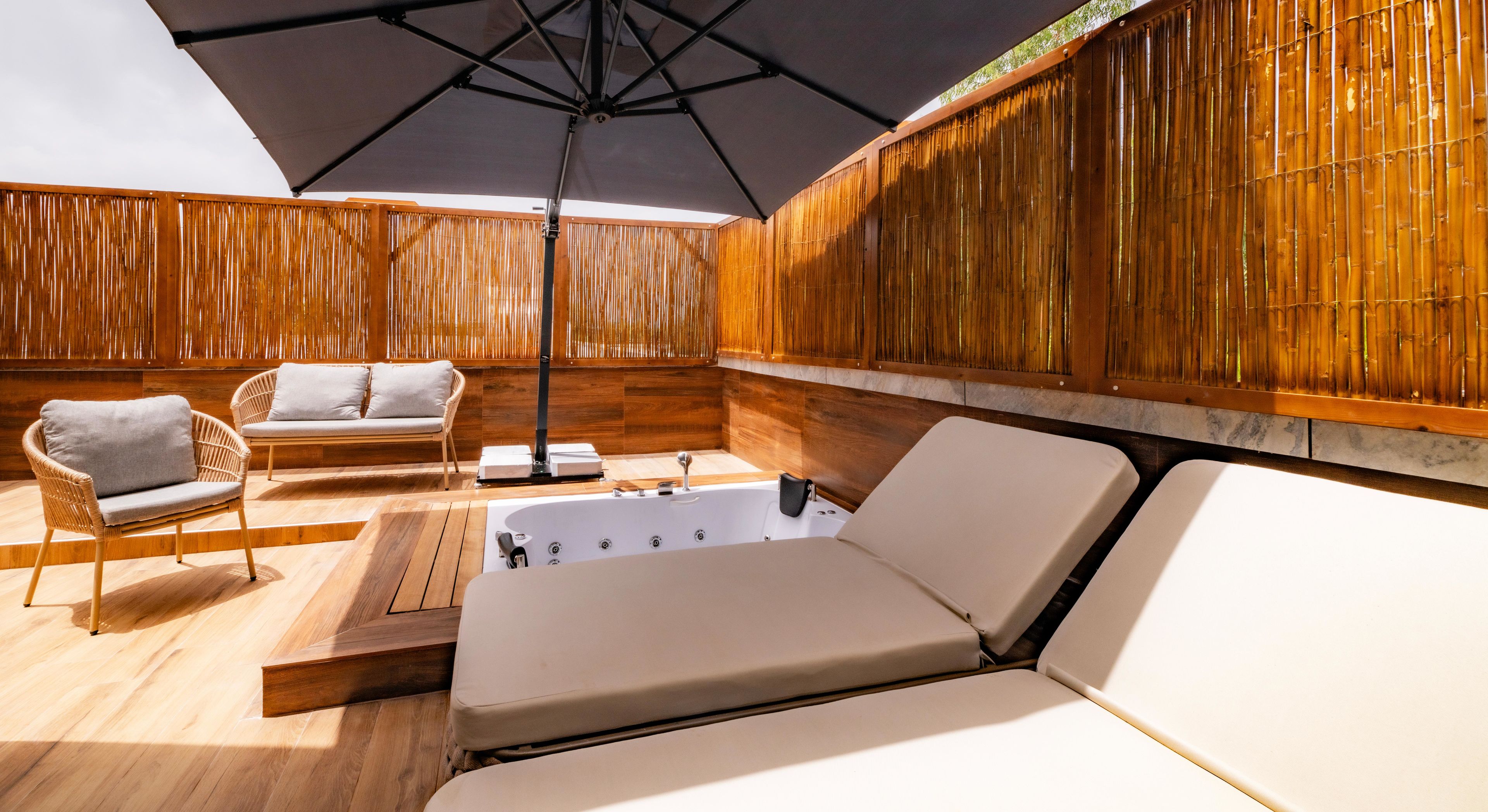 Buitenzwembad met ligbedden — Suum Bodrum Hotel & Beach