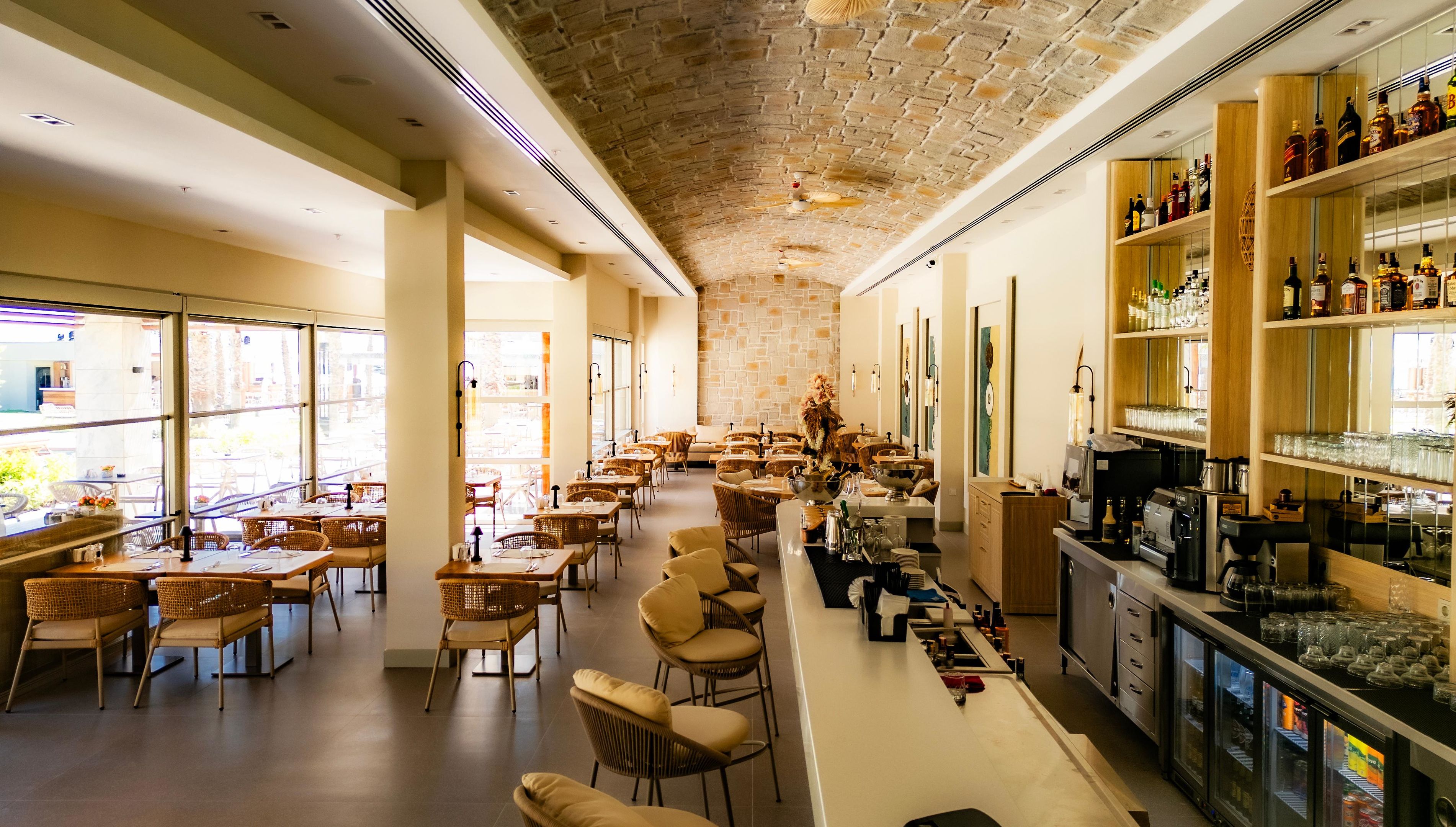 Restaurant met gedekte tafels — Suum Bodrum Hotel & Beach