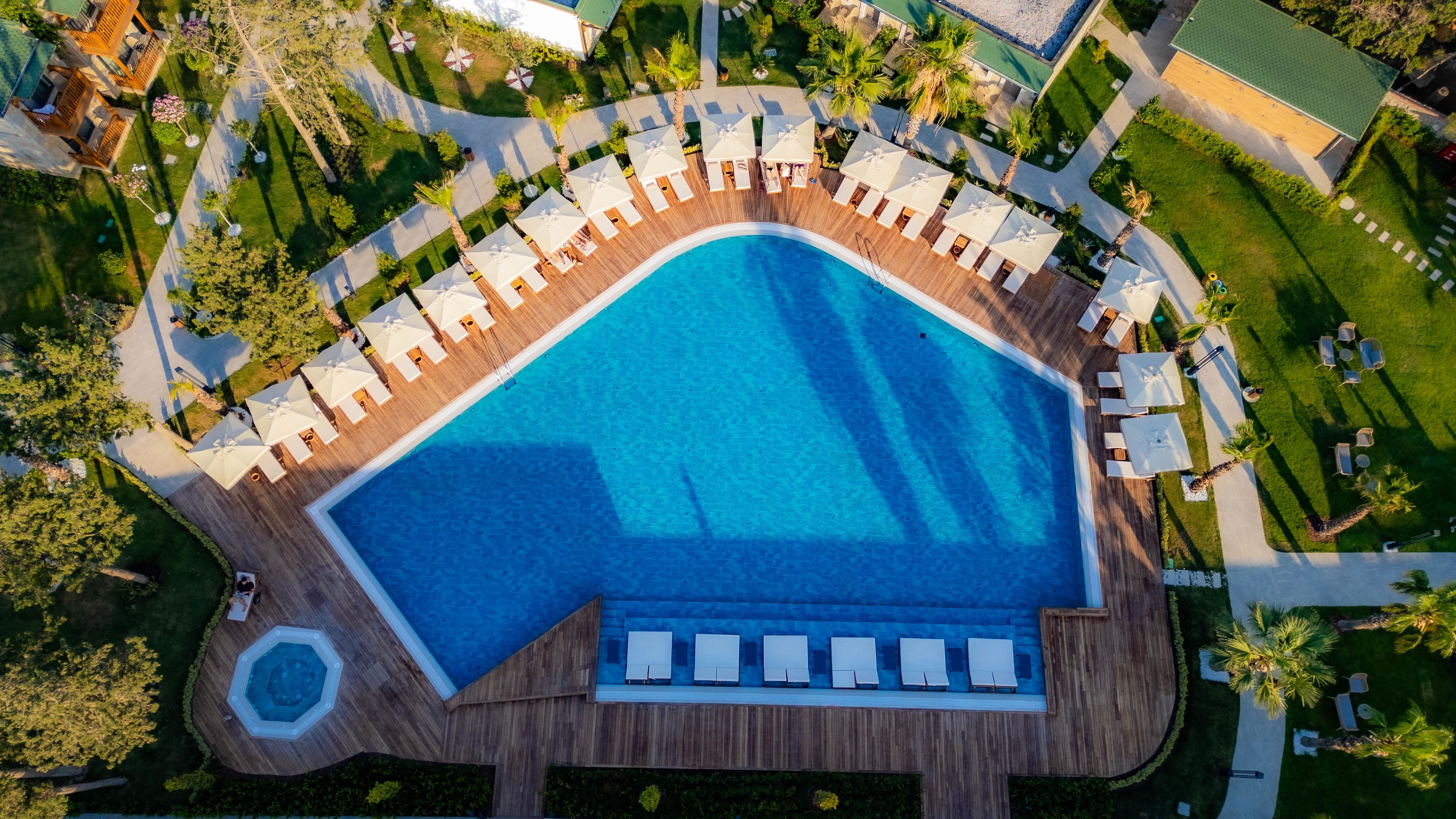 Buitenzwembad met ligbedden — Suum Bodrum Hotel & Beach