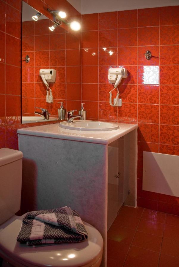 een badkamer met een wastafel en een toilet bij Syia Hotel in Sougia