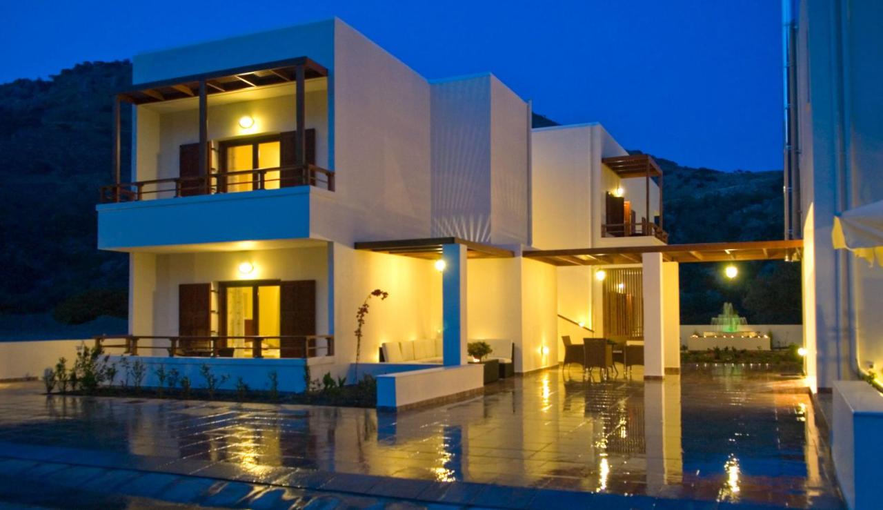 een huis in de regen 's nachts bij Syia Hotel in Sougia