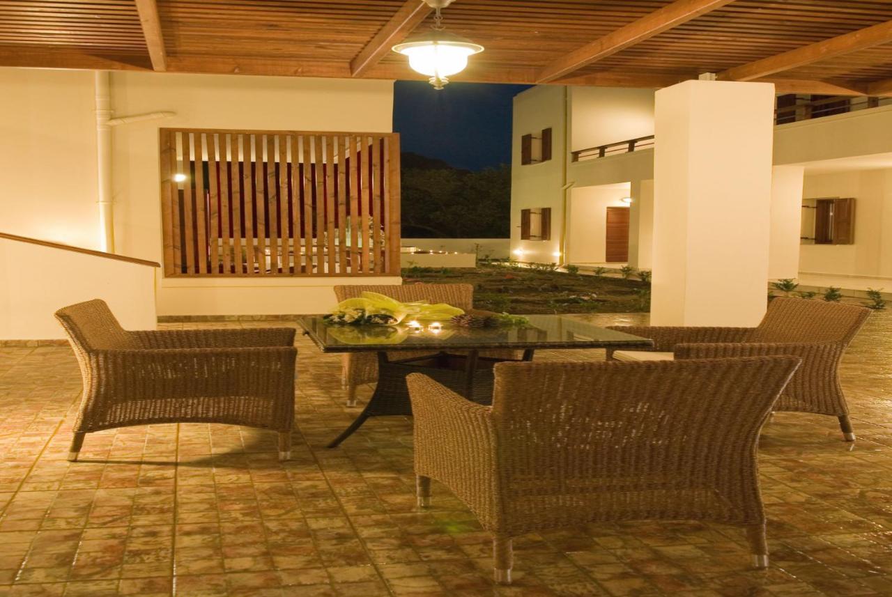 een terras met stoelen en een tafel en een tafel met stoelen bij Syia Hotel in Sougia