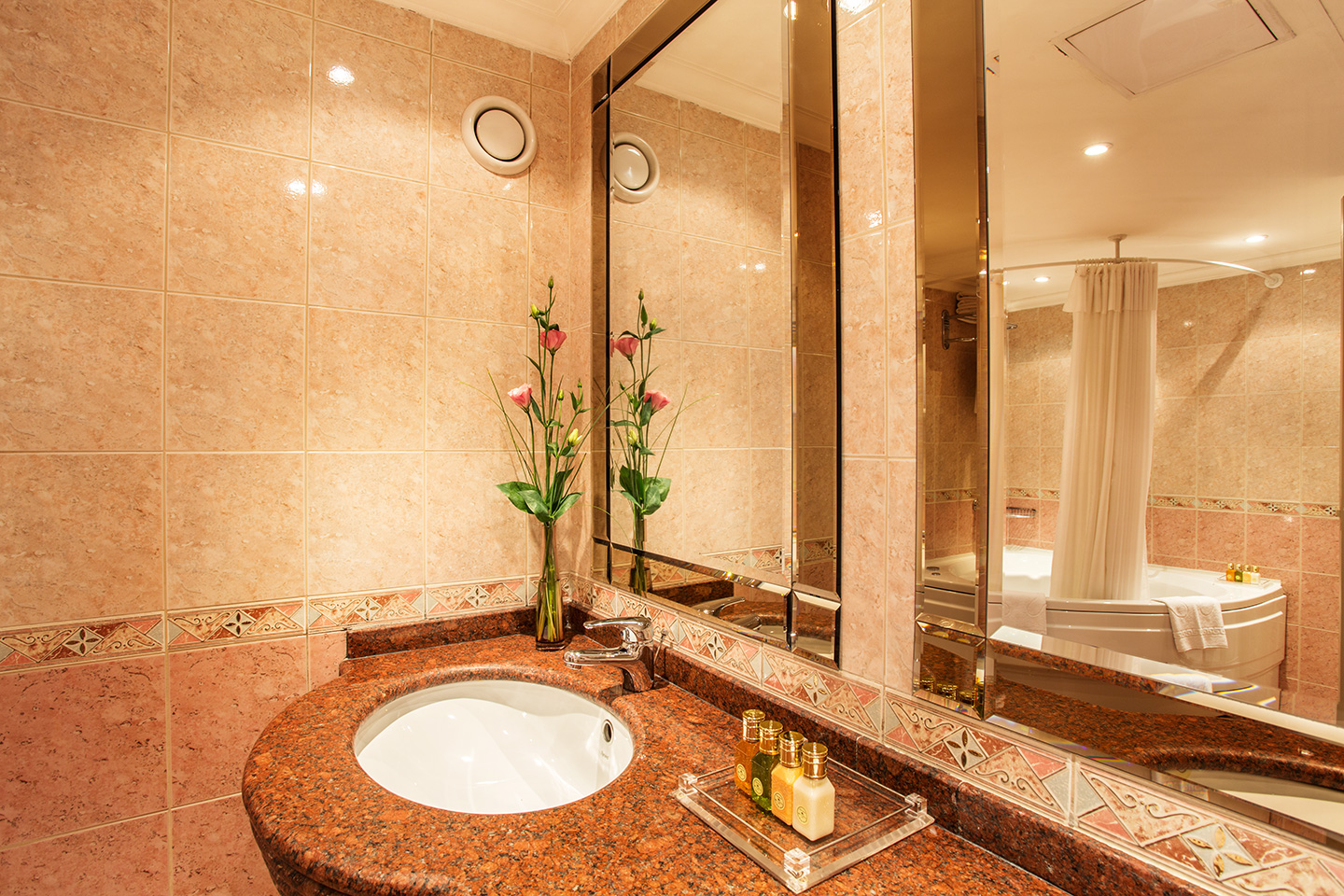 Ramada by Wyndham Sofia City Center foto 18