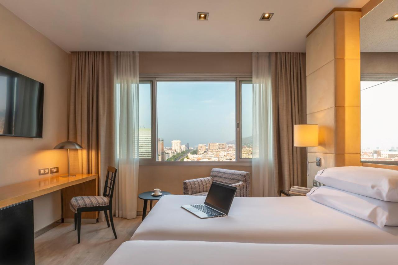 een hotelkamer met een bed waarop een laptop ligt bij Hesperia Barcelona Presidente in Barcelona +58 foto's