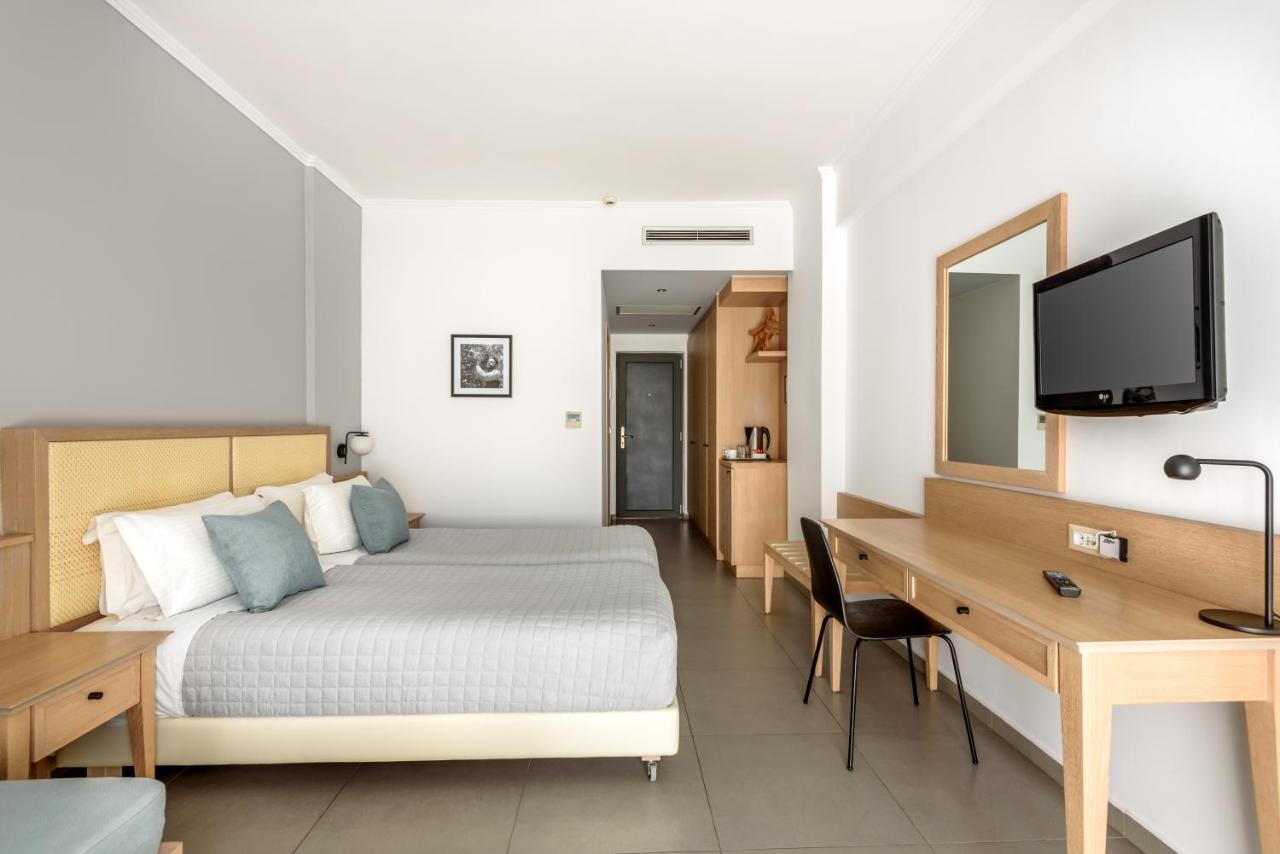 een hotelkamer met een bed, een bureau en een televisie bij Libyan Princess in Palaiochóra