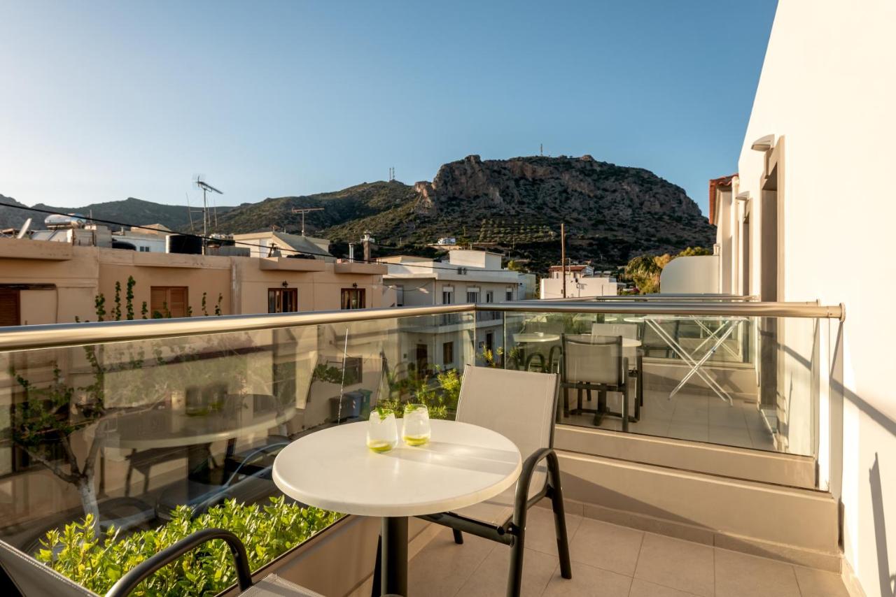 een tafel en stoelen op een balkon met uitzicht bij Libyan Princess in Palaiochóra