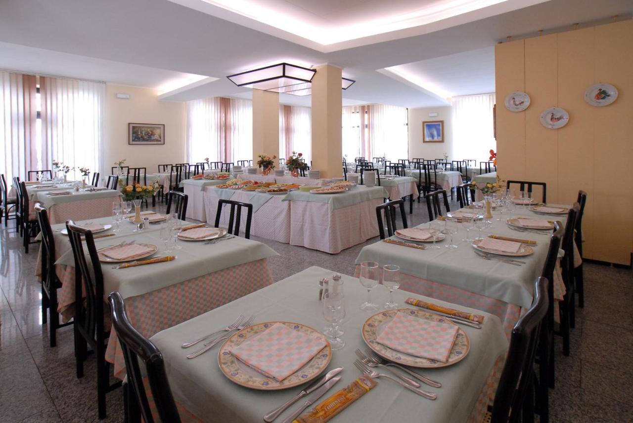 een feestzaal met tafels met witte tafelkleden en stoelen bij Hotel La Querceta in Montecatini Terme