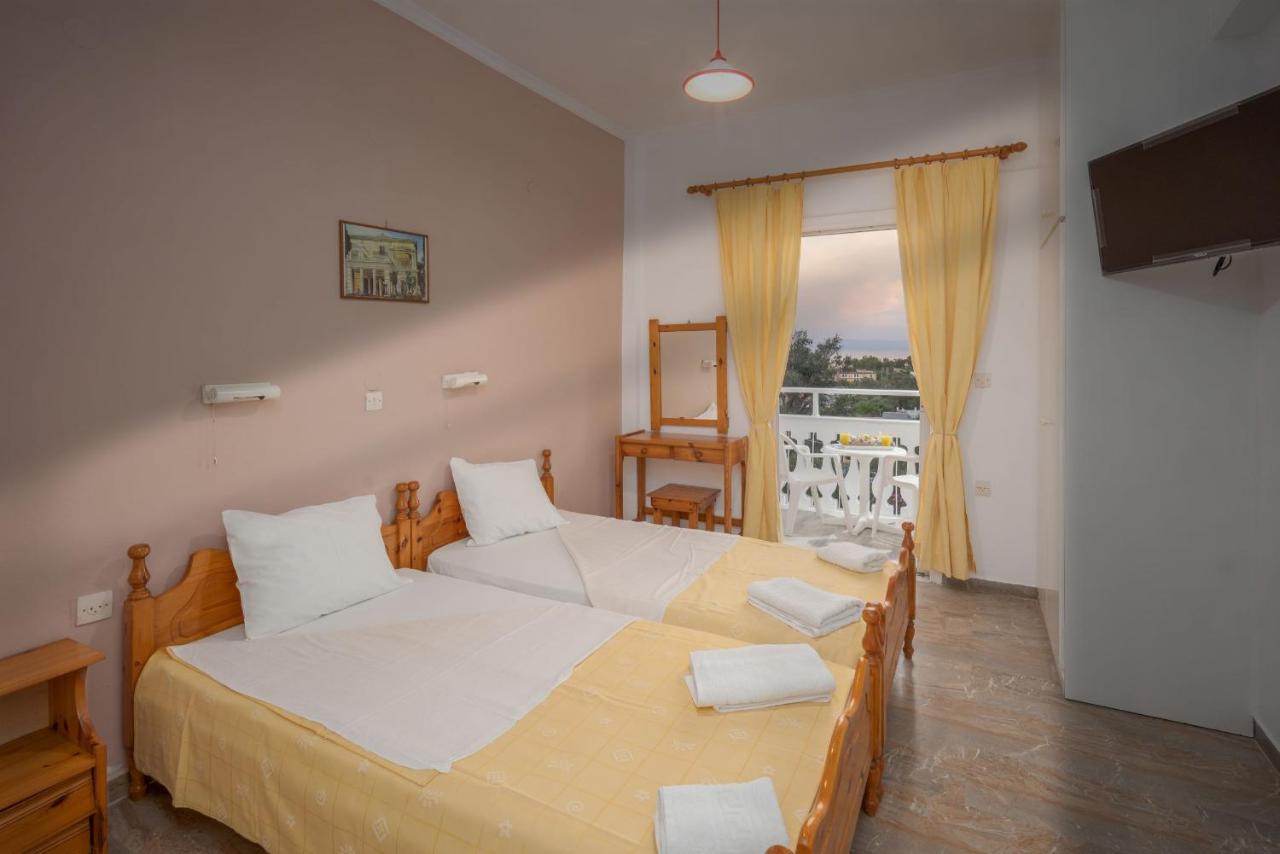 een slaapkamer met twee bedden en een balkon bij Corfu Panorama by Estia in Moraitika +15 foto's