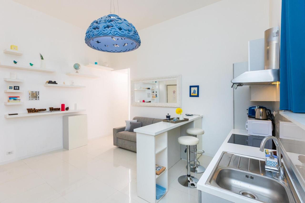 een keuken met een gootsteen en een bank in een kamer bij Residenza Santi ai Monti in Rome