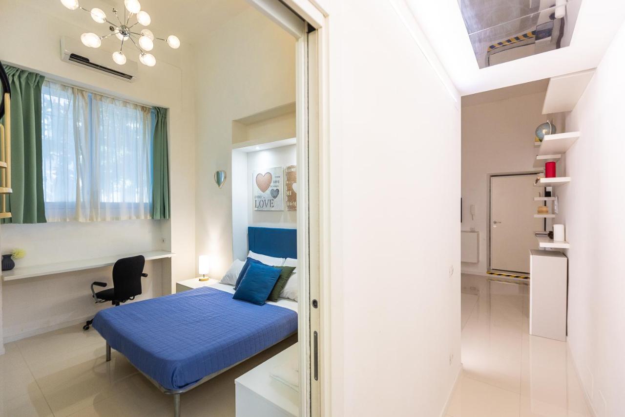 een slaapkamer met een blauw bed en een raam bij Residenza Santi ai Monti in Rome