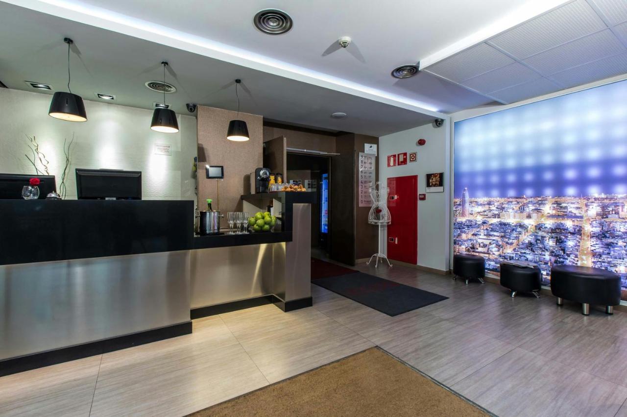 een bar in een restaurant met een toonbank en stoelen bij Leonardo Boutique Hotel Barcelona Sagrada Familia in Barcelona