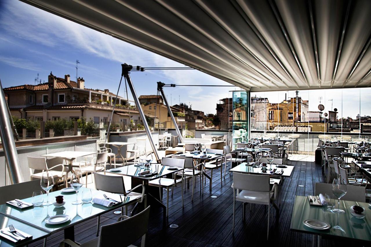 een restaurant met tafels en stoelen op een balkon bij Hotel Valadier in Rome