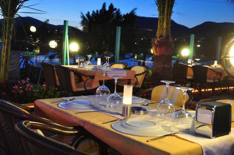 Siesta Beach Apartments image 0